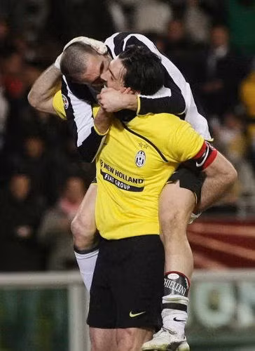 Thủ thành 38 tuổi này của Juve còn làm điều hành động tương tự với đồng đội ở tuyển Italy và CLB Juve là Chiellini.