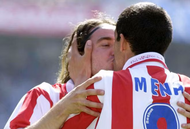 Hai cầu thủ Luque và Mena ôm hôn nhau sau bàn thắng của Atletico Madrid vào lưới Tenerife mùa giải 2000/2001.