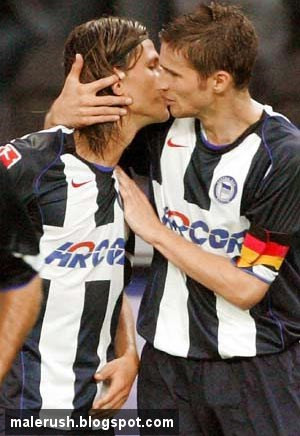 Cặp Marko Pantelic (trái) - Arne Friedrich của Hertha Berlin.