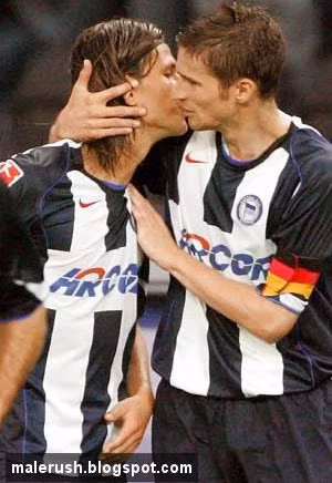 Cặp Marko Pantelic (trái) - Arne Friedrich của Hertha Berlin.