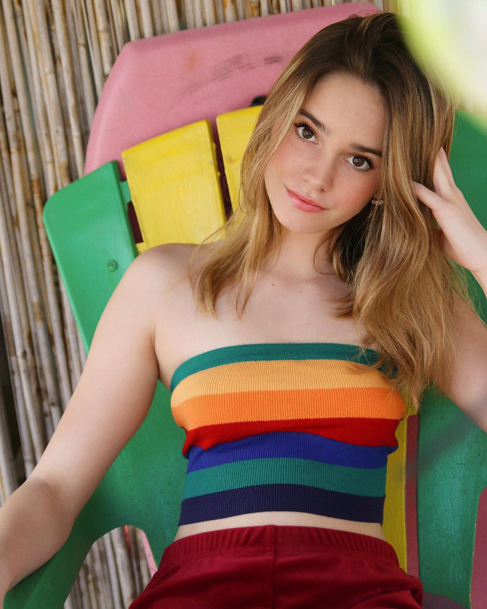 Nhờ vẻ ngoài xinh đẹp, bên cạnh vai trò một VĐV tennis, Raine còn là một người mẫu tự do.