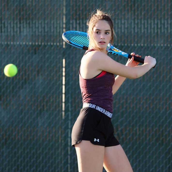 "Ngỡ ngàng" vẻ đẹp tựa thiên thần của tay vợt nữ 14 tuổi Mới đây, một diễn đàn mạng của Việt Nam đã gây chú ý sau khi chia sẻ những bức ảnh về tay vợt nữ vô cùng xinh đẹp. Không mất nhiều thời gian, dân mạng đã tìm ra được thông tin của VĐV tennis này.