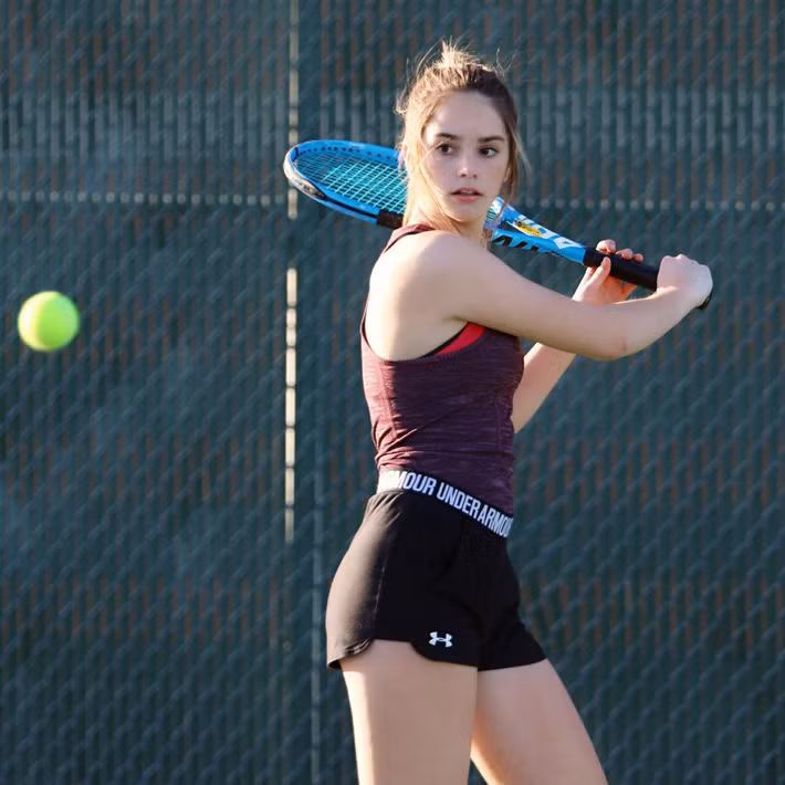 Mới đây, một diễn đàn mạng của Việt Nam đã gây chú ý sau khi chia sẻ những bức ảnh về tay vợt nữ vô cùng xinh đẹp. Không mất nhiều thời gian, dân mạng đã tìm ra được thông tin của VĐV tennis này.