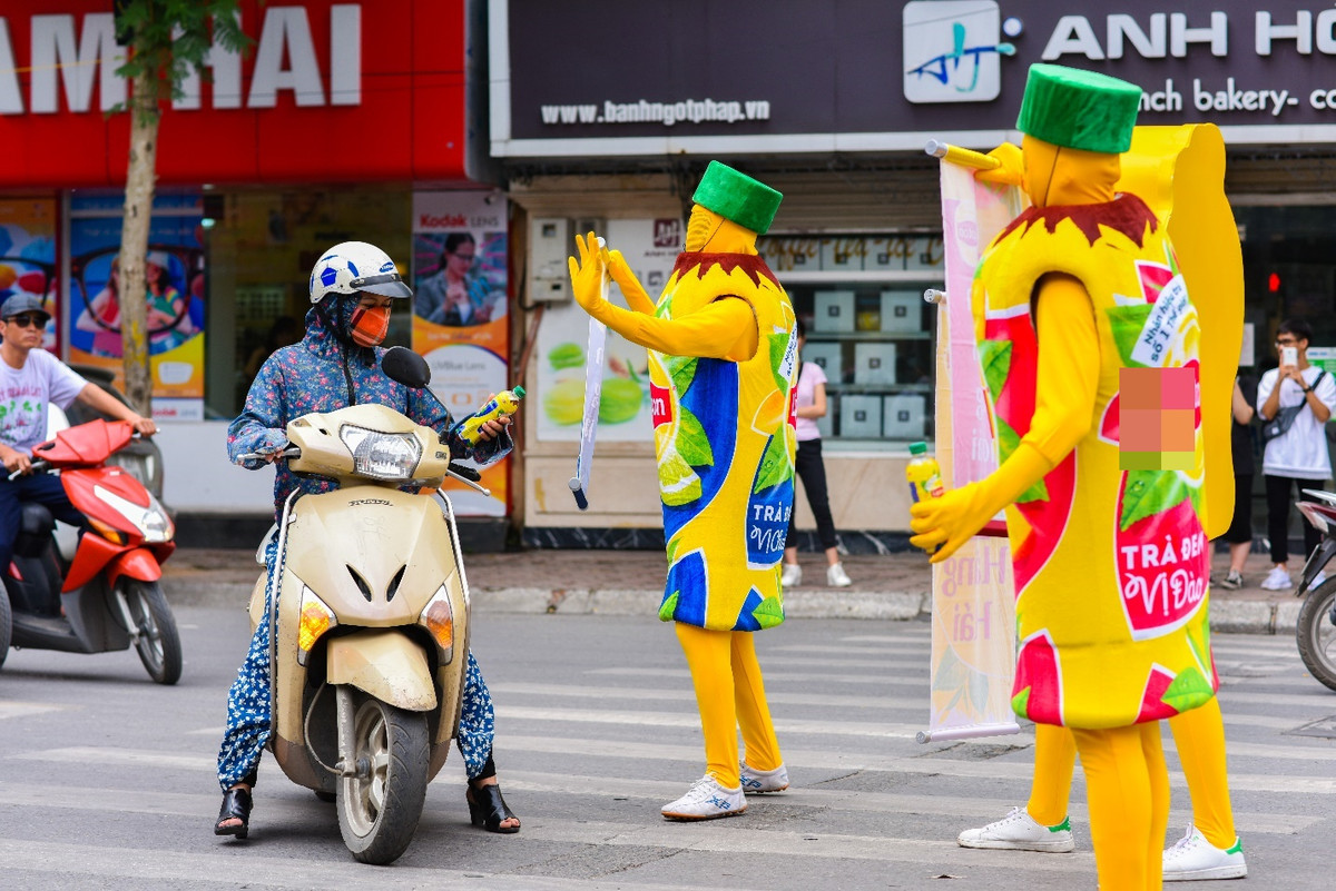 Hình ảnh, sinh vật lạ quảng cáo bất chấp giữa lòng đường.