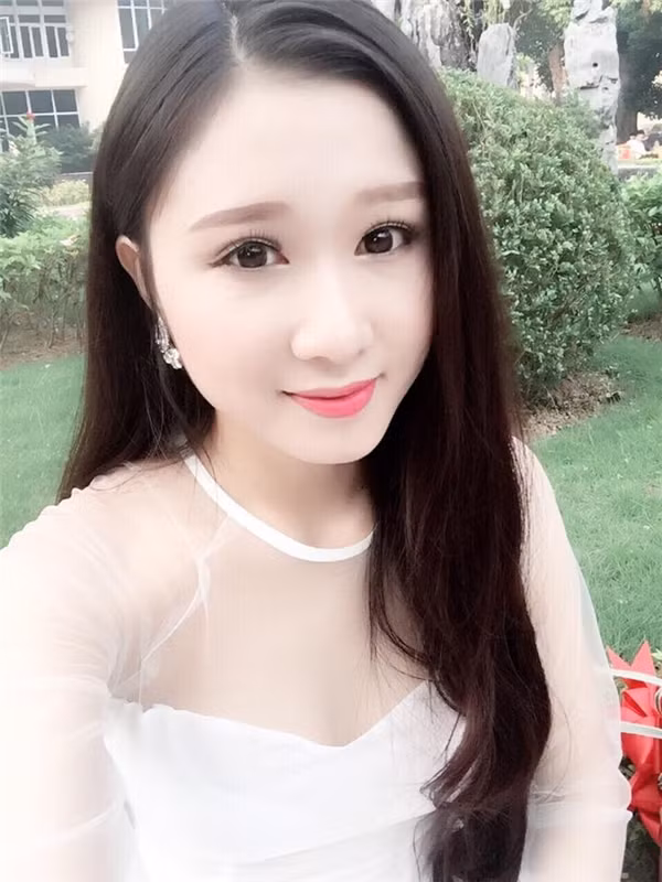 Sở hữu khuôn mặt ưa nhìn cùng điểm nhấn là đôi mắt to tròn và rất sáng nên Bích Ngọc chiếm cảm tình từ lần đầu tiên gặp mặt với mọi người.