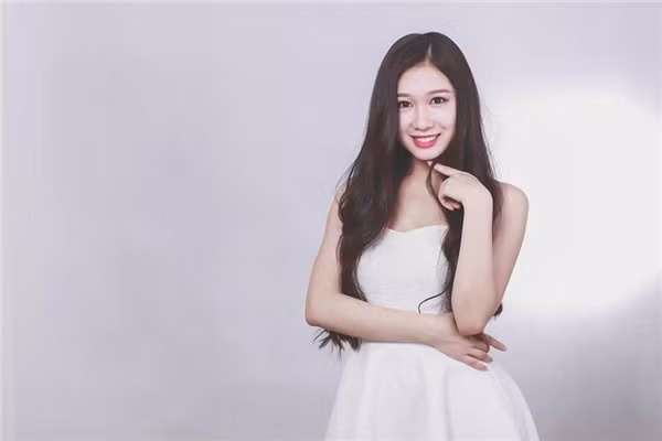 Ngoài những tài năng trên, để học tập và trau dồi những kiến thức được học trên trường, Bích Ngọc còn xin cộng tác viết bài cho một số trang báo có tiếng trong làng báo Việt Nam.