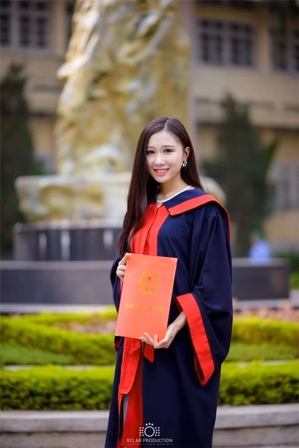 Hiện cô hot girl đến từ Quảng Ninh này đang là sinh viên khoa Quản lí Văn hoá tư tưởng tại Học viện Báo chí Tuyên truyền.