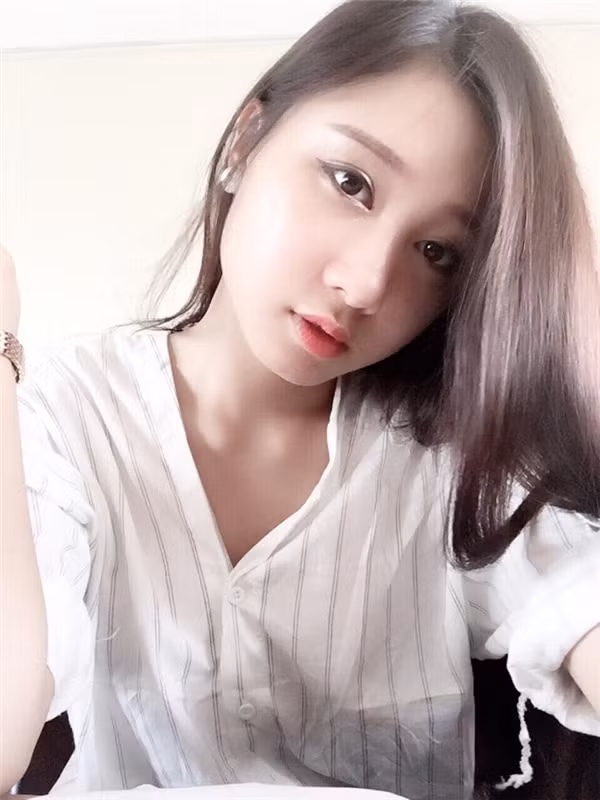 Ngoài xinh đẹp, tài năng, Cô hot girl Học viện Báo chí &amp; Tuyên truyền còn sở hữu một bảng thành tích học tập khiến nhiều người phải "kiềng nể".