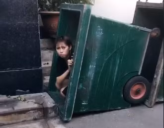 Nickname Phạm Hà chia sẻ: "Chị này ăn vạ chuyên nghiệp ghê. May mà anh chồng con cứng. Mà phải công nhận hãng nào mà mời bà này về đóng quảng cáo cho thì nổi phải biết.