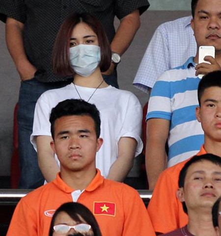 Gần như mỗi trận đấu có sự xuất hiện của Công Phượng trong màu áo của đội tuyển Việt Nam thì Hòa Minzy đều xuất hiện để cổ vũ. Lý giải về điều này, cô ca sĩ người Bắc Ninh giải thích đó là vì tình yêu với bóng đá Việt Nam.