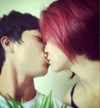 Sau khi bức ảnh hôn nhau của Công Phượng và Hòa Minzy được chia sẻ trên các mạng xã hội, fan của cả hai càng quan tâm đến nhất cử nhất động của thần tượng.