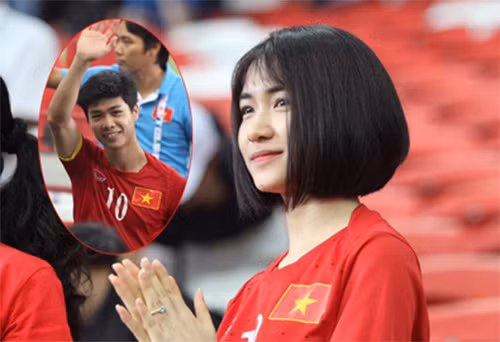 Mới đây, tại SEA Games 28 vừa qua Hòa Minzy cũng đã thu xếp thời gian để bay qua Singapore cổ vũ cho U23 Việt Nam. Cô đã mang chiếc áo số 10 mà Công Phượng mang trong đội hình của U23 Việt Nam. Ảnh: VTC.