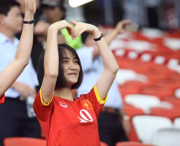 Phóng viên tác nghiệp tại Singapore cũng đã bắt được cảnh Hòa Minzy đứng trên khán đài giơ tay hình trái tim hướng về phía Công Phượng khi cầu thủ này đi vào phòng kỹ thuật và cô nhận lại được cái vẫy tay cùng với đó là nụ cười của "người tình tin đồn" của mình.