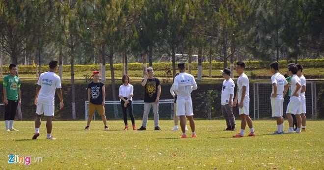 Hòa Minzy cũng từng nhiều lần có mặt tại đại bản doanh của CLB HAGL tại Pleiku.