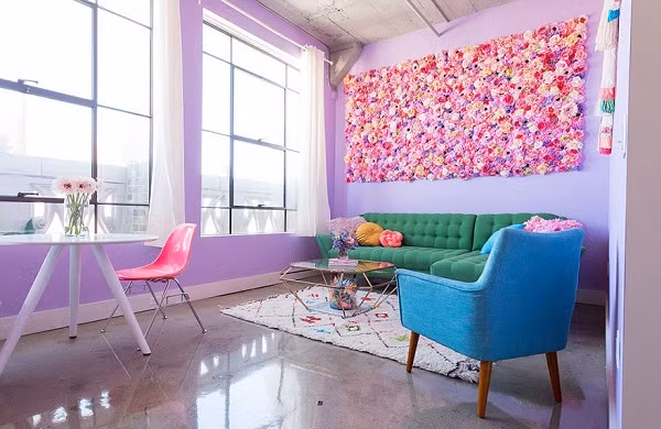 Theo dõi trang cá nhân của Aminia có thể thấy trong mọi thiết kế của cô đều sử dụng rất nhiều màu sáng khác nhau để hòa trộn vào. Dù nhiều màu sắc như vậy nhưng thiết kế của cô nàng này vẫn rất hài hòa và thu hút nhiều người ủng hộ.