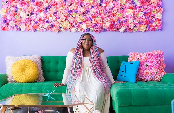 Cô nàng Amina Mucciolo, đến từ Oklahoma được biết đến như nhà thiết kế tóc và trang trí nội thất. Điều đặc biệt là cô nàng béo mập này chỉ nhận riêng những đơn đặt hàng theo phong cách cầu vồng với đủ sắc màu.