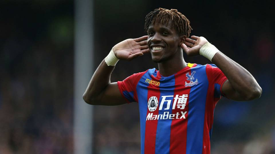 Theo tiết lộ từ Sky Sports, sau khi kết thúc CAN 2019, Zaha đã nói chuyện thẳng thắn với Palace về tương lai. Siêu sao số 11 nói rõ với Palace anh muốn rời CLB, trước sự quan tâm của Arsenal.