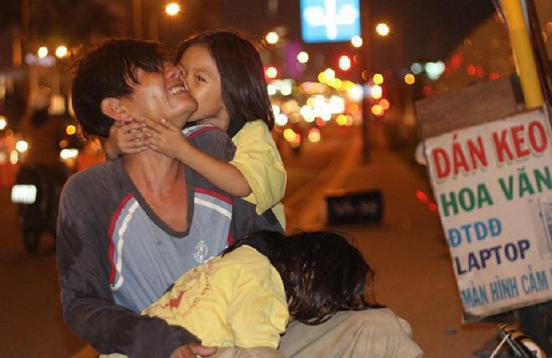 Mới đây, cư dân mạng lại có dịp bồi hồi nhớ về những tháng năm thơ ấu của mình thông qua chùm ảnh về người cha trên một fanpage lớn.