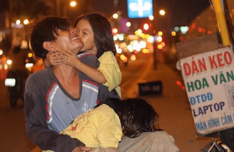 Mới đây, cư dân mạng lại có dịp bồi hồi nhớ về những tháng năm thơ ấu của mình thông qua chùm ảnh về người cha trên một fanpage lớn.