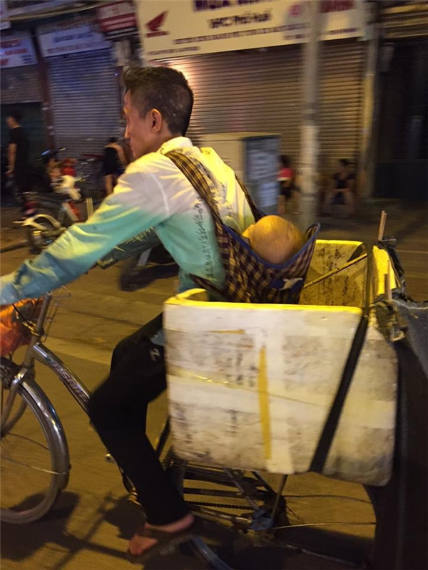 Địu con trên vai, cha con ta cùng đi làm.