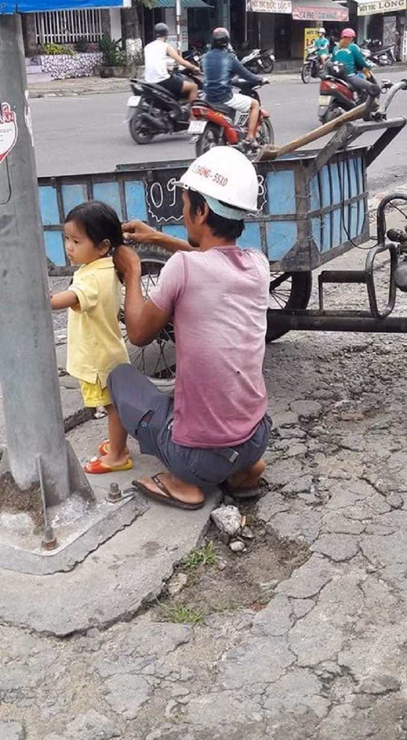 Những bức ảnh về tình cảm cha con này nhanh chóng 'gây sốt' khi được chia sẻ lên mạng xã hội. Nhiều người không giấu nổi sự xúc động cho biết họ thấy hình ảnh của mình nhiều năm về trước trong từng bức ảnh.