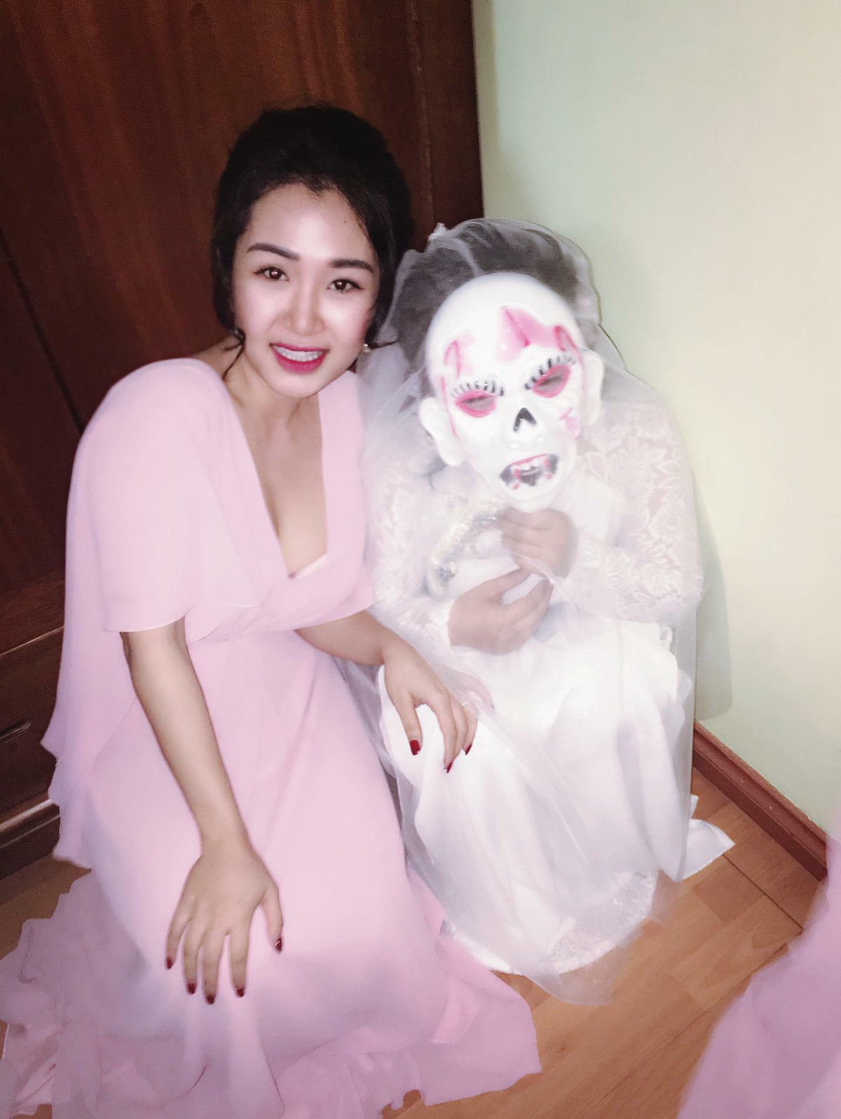 Những hình ảnh về cô dâu đặc biệt này được chính những người bạn thân của cô nàng chụp lại và đăng tải lên facebook khiến cộng đồng mạng sục sôi vì thích thú.