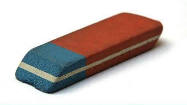 Những cục tẩy ngày xưa thường rất cứng và nếu không cẩn thận thì việc rách vở như chơi.