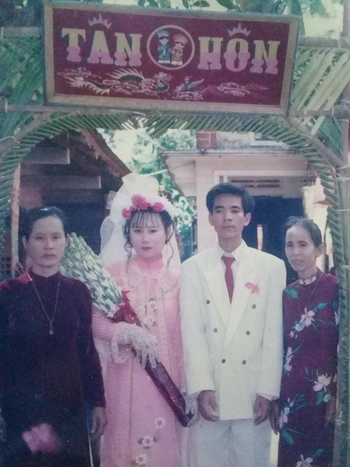 Thời bố mẹ chúng ta, công nghệ chụp ảnh cưới chưa phát triển hiện đại, nên việc có một tấm ảnh cưới ra hồn là thứ gì đó xa vời. Qua thời gian, những bức ảnh cưới có thể thất lạc do chiến tranh hay do hư hỏng và nếu giữ được thì đó quả là cả một trời kỉ niệm mà các bạn trẻ ai cũng muốn chiêm ngưỡng.