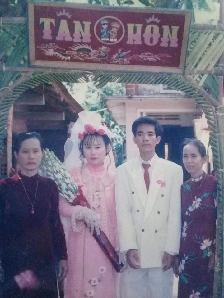 Thời bố mẹ chúng ta, công nghệ chụp ảnh cưới chưa phát triển hiện đại, nên việc có một tấm ảnh cưới ra hồn là thứ gì đó xa vời. Qua thời gian, những bức ảnh cưới có thể thất lạc do chiến tranh hay do hư hỏng và nếu giữ được thì đó quả là cả một trời kỉ niệm mà các bạn trẻ ai cũng muốn chiêm ngưỡng.