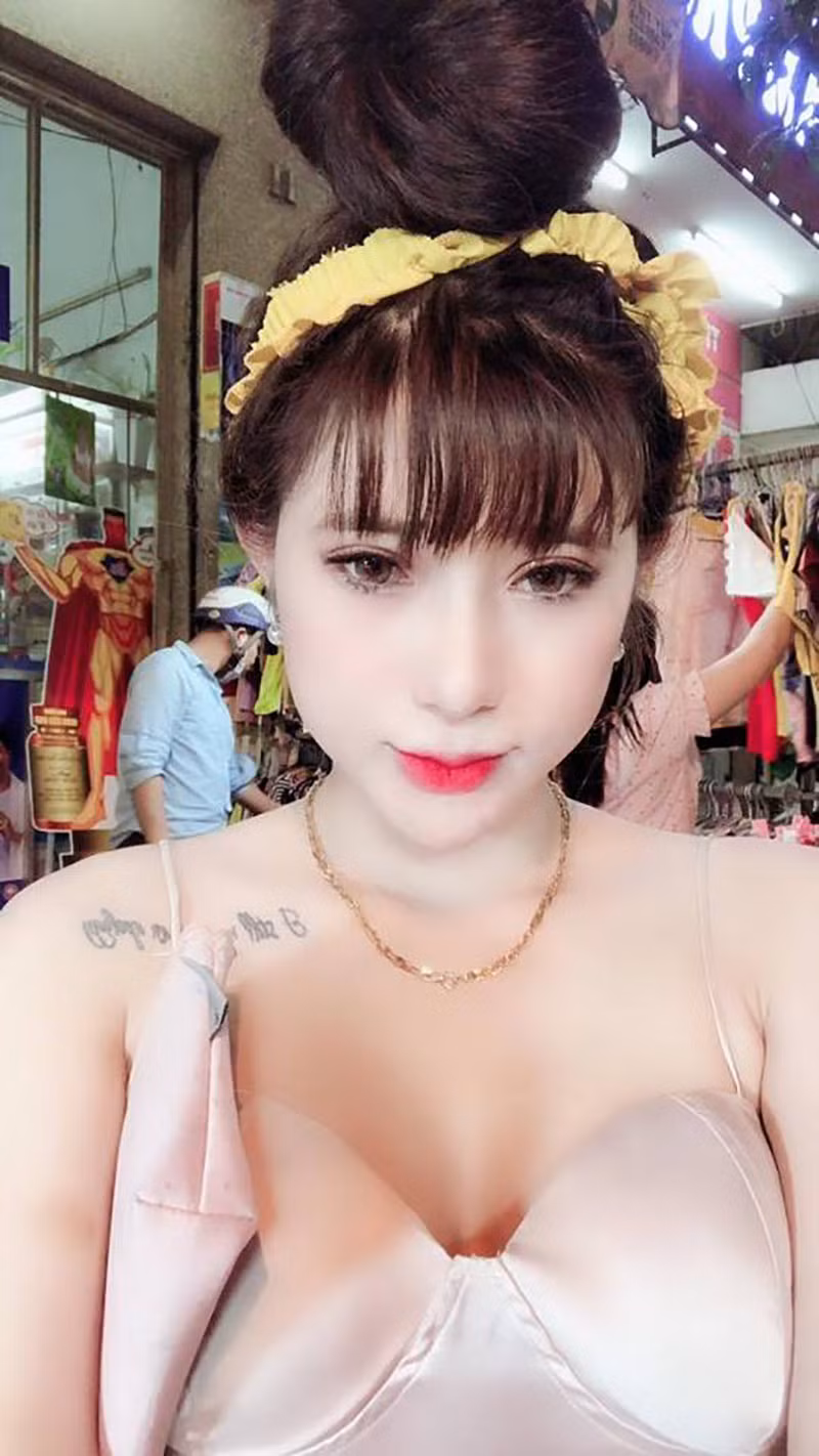 Nhìn nước da trắng toát, gương mặt để lộ những nét khác biệt, có sự can thiệp của dao kéo, chẳng ai nghĩ quá khứ của Su Any đã từng khiến cô phải sống trong hờn tủi, buồn bã.