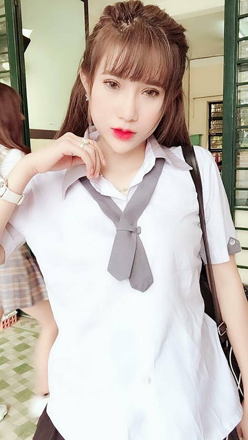 Su cũng tìm mọi cách để da dẻ trắng trẻo lên. Nào tắm trắng, nào lột da, nào dùng kem dưỡng, cứ như thế, chưa đầy một năm sau đó, nước da của Su đã bật tone, trắng như bông bưởi.