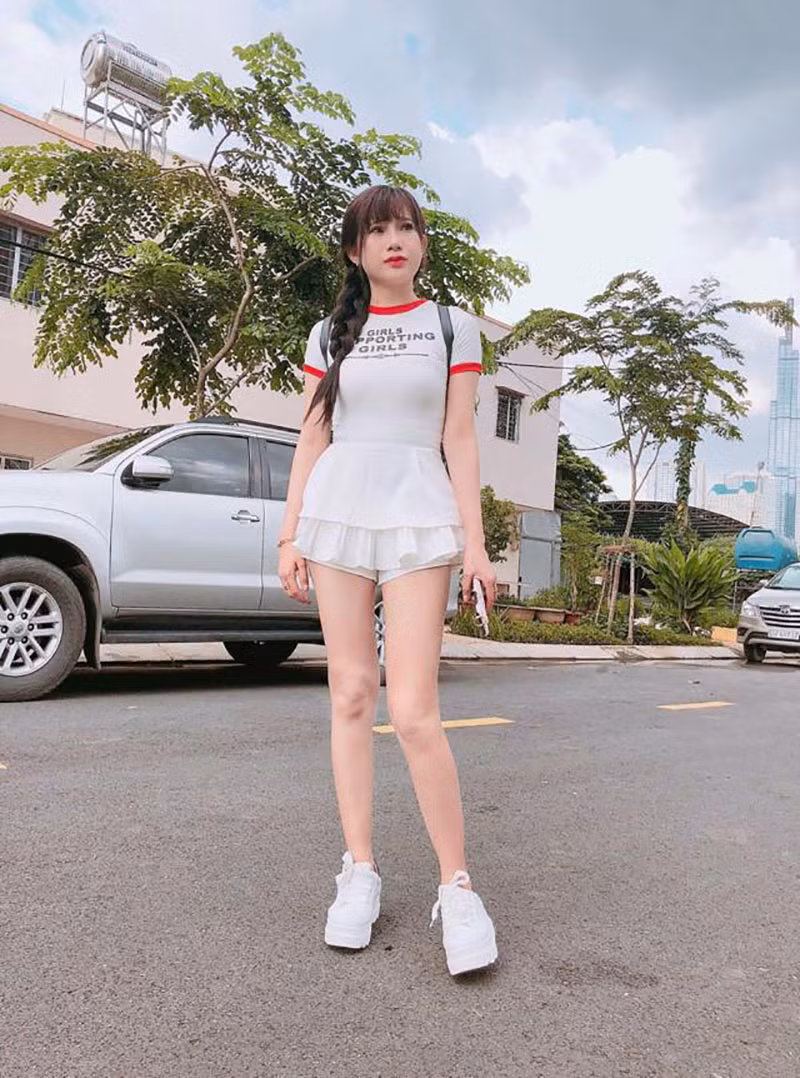 Su Any, 22 tuổi, hiện đang sống và làm việc tại TP HCM. Cô gái người Khmer này là cái tên không quá xa lạ với những thành viên mạng xã hội Facebook. Hiện tại, cô gái này đang sở hữu hơn 300 ngàn lượt theo dõi trên trang cá nhân.