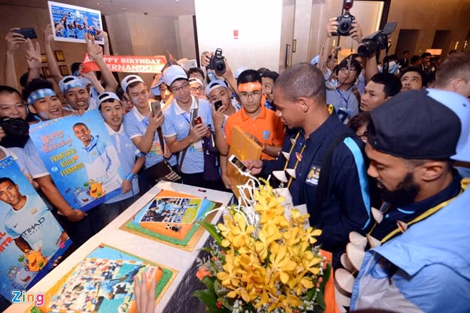 Fan Viet dam mua ngam cau thu Man City qua kinh chan-Hinh-3