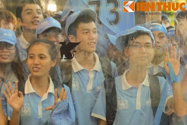 Fan Viet dam mua ngam cau thu Man City qua kinh chan-Hinh-4