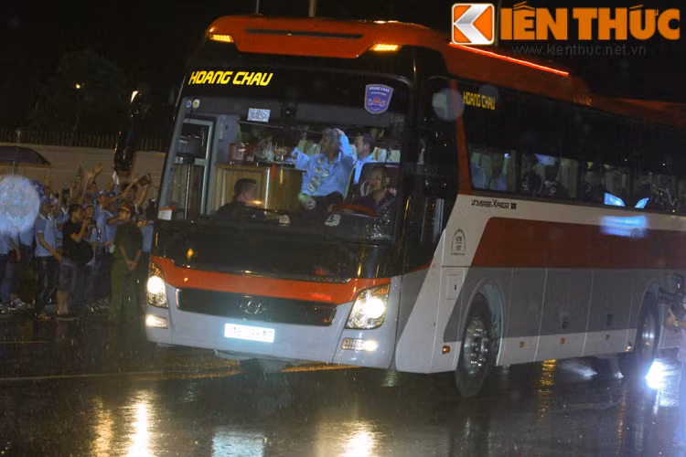 Fan Viet dam mua ngam cau thu Man City qua kinh chan