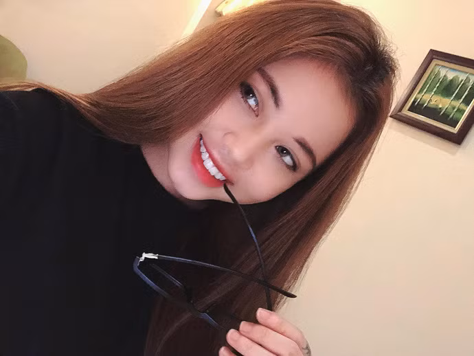 Nữ streamer Lai Lai có tên thật là Vũ Hoài Trinh, và cô đang là một hot girl khá có tiếng, đặc biệt là trong cộng đồng PUBG và Rules of Survival.