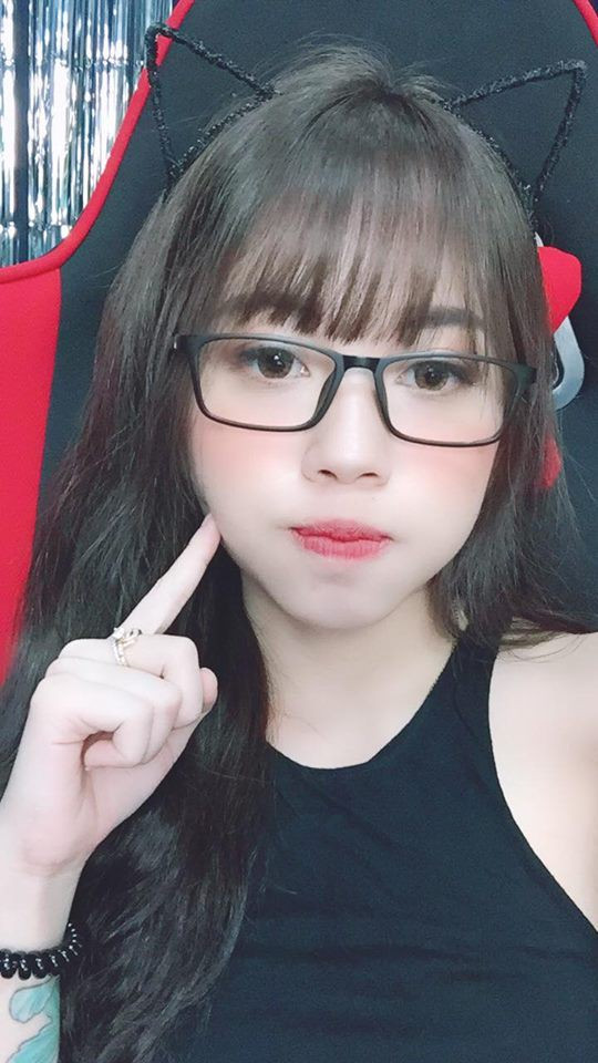 Với gương mặt khá ái, Lai Lai có phong cách khá giống với hot streamer Linh Ngọc Đàm và thuộc hàng các nữ streamer xinh của làng game Việt Nam.