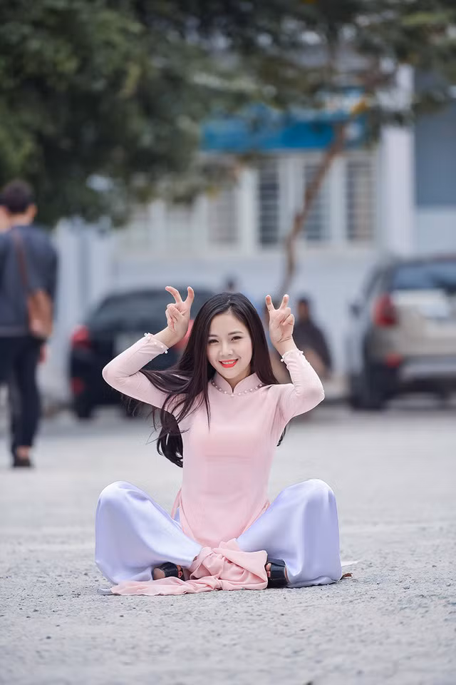 Mới đây, Minh Trang đã thực hiện bộ ảnh kỷ yếu chung cùng với cả lớp. Với bộ ảnh này, nữ sinh Nghệ An này muốn lưu lại những hình ảnh đẹp nhất của quãng thời gian sinh viên.