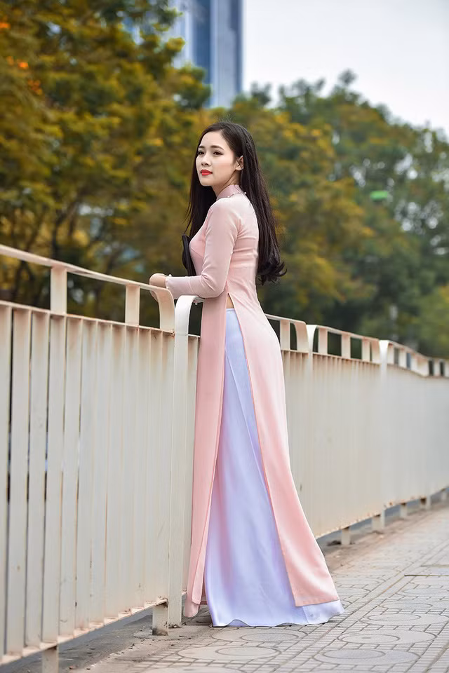 Hoàng Thị Minh Trang (sinh năm 1996), hiện là sinh viên năm cuối ngành Quản trị doanh nghiệp, Đại học Điện lực Hà Nội. Cô bạn 9X này quê ở Nghệ An và có sở thích là hát, du lịch, thể thao và chụp ảnh.