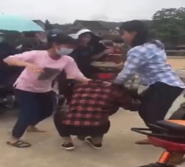 Theo người đăng tải clip thì những em tham gia đánh hội đồng bạn là học sinh THPT trên địa bàn huyện Tân Kỳ, tỉnh Nghệ An. Sau khi được chia sẻ trên mạng, clip trên đã lan truyền với tốc độ chóng mặt, nhiều người vô cùng bức xúc trước hành vi đánh hội đồng bạn, cũng như thái độ vô cảm của các em xung quanh.