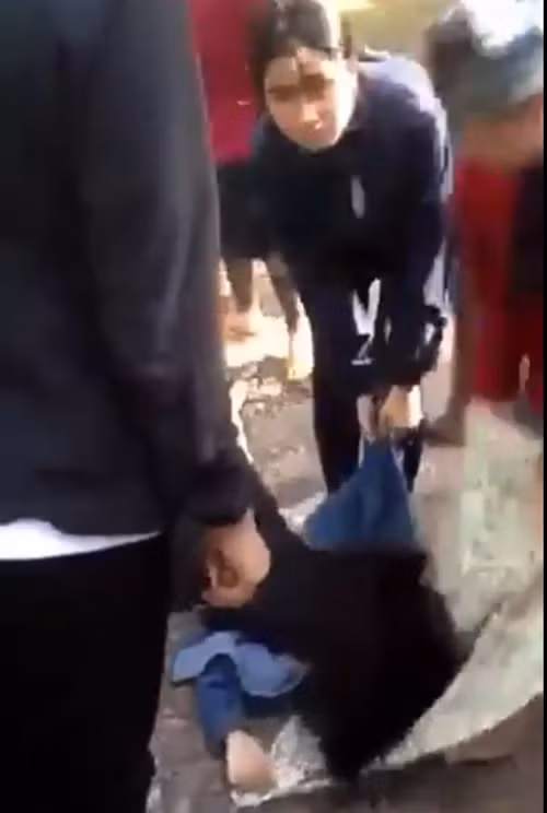 Theo chị H., vào thời điểm trên, do không có ai ở nhà, nên một nhóm thanh niên 11 người (2 nam, 9 nữ) đã xông vào nhà hành hung Q.. Chưa hả giận, nhóm này còn đưa Q. đến một quãng đường vắng rồi tiếp tục đánh hội đồng cho đến khi Q. bất tỉnh.