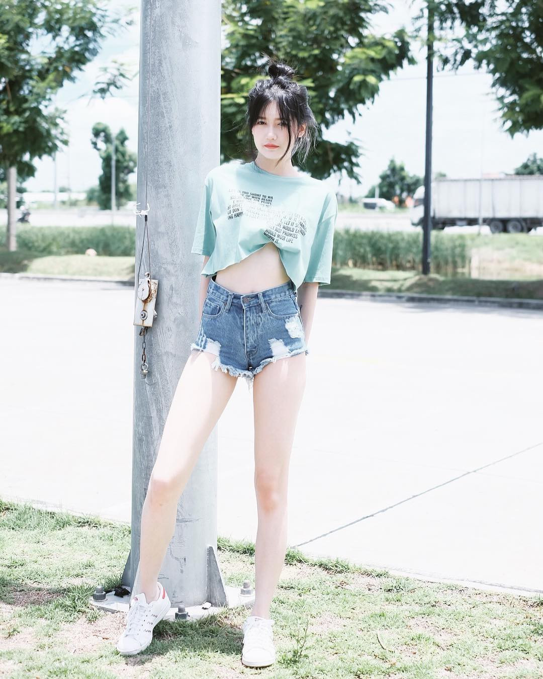 Biết lợi thế của mình là đây nên Sinesyn thường xuyên diện các loại áo croptop để khoe vòng eo thon thả cũng như quần short ngắn để lộ ra đôi chân dài khiến nhiều chị em phải ghen tị.