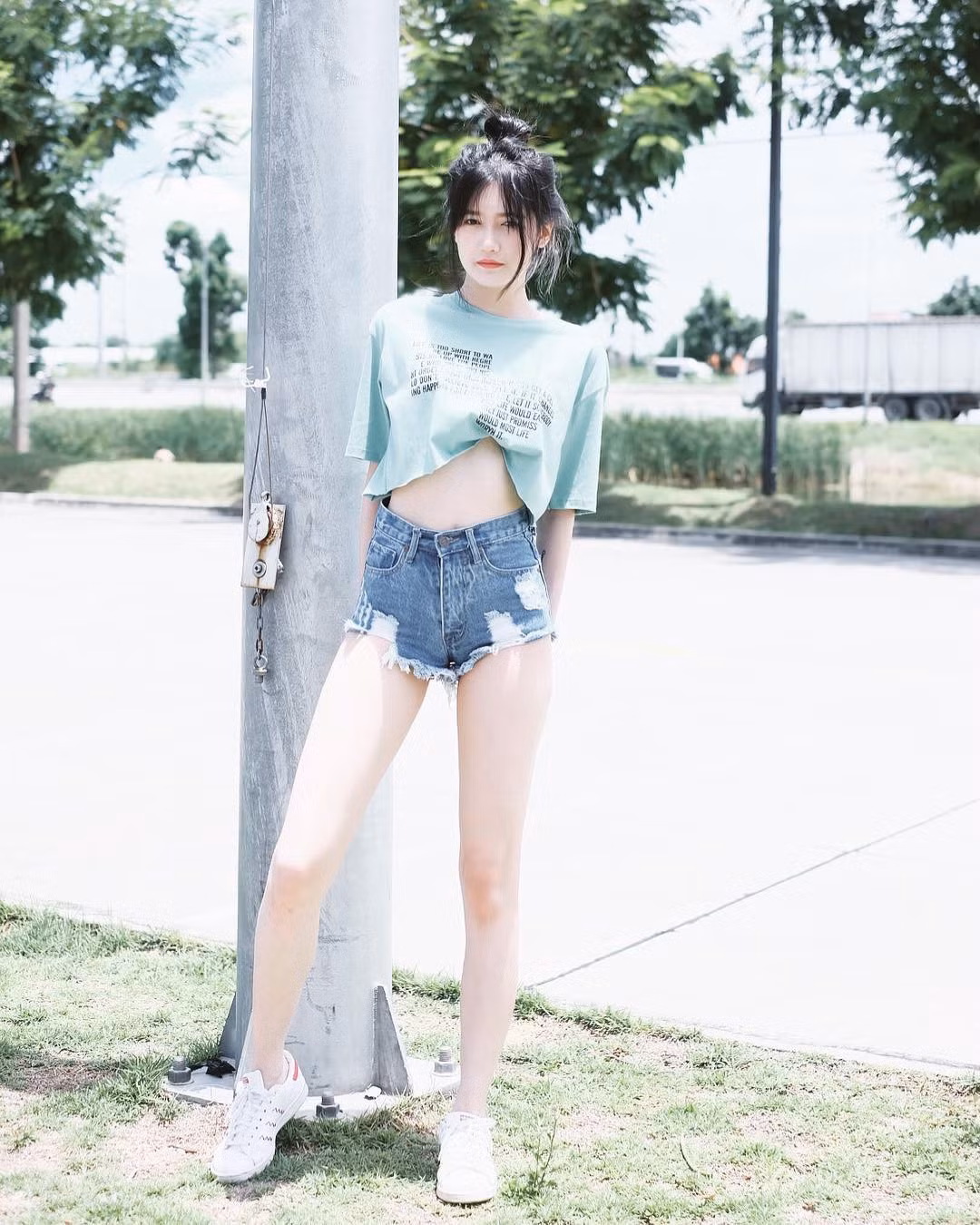 Biết lợi thế của mình là đây nên Sinesyn thường xuyên diện các loại áo croptop để khoe vòng eo thon thả cũng như quần short ngắn để lộ ra đôi chân dài khiến nhiều chị em phải ghen tị.