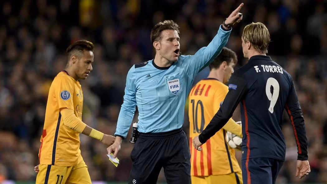 Sau khi lập công ở phút 25, chân sút người Tây Ban Nha lĩnh 2 thẻ vàng liên tiếp ở các phút 29 và 35 vì những pha phạm lỗi không thật sự nặng với Neymar và Busquets. Ảnh sử dụng trong bài: Goal.com/ Reuter/ Dailymail.