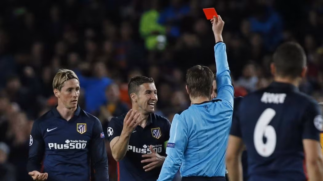 Trong trận tứ kết lượt đi vừa diễn ra giữa Barca và Atletico, tình huống đáng kể nhất là chiếc thẻ đỏ dành cho Fernando Torres, tác giả bàn thắng mở tỉ số trận đấu.