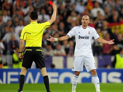 Phút 61 trận lượt đi bán kết Champions League 2010/11, khi tỷ số đang là 0-0, Barca có được lợi thế hơn người khi Pepe phải nhận thẻ đỏ. Hậu vệ người Bồ Đào Nha đạp bóng với Dani Alves và trọng tài Wolfgang Stark ngay lập tức rút thẻ đỏ cho Pepe.