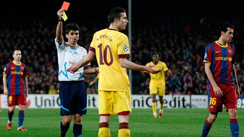 Ở trận lượt đi vòng 1/8 Champions League 2010/11, Arsenal đã xuất sắc đánh bại Barca 2-1 trên sân Emirates. Phút 56 trận lượt về, khi tỷ số đang là 1-1, kết quả sẽ giúp Arsenal đi tiếp, thì diễn ra bước ngoặt có lợi cho Barca. Khi Van Persie nhận thẻ đỏ sau pha bắt lỗi khá ngớ ngẩn của trọng tài.
