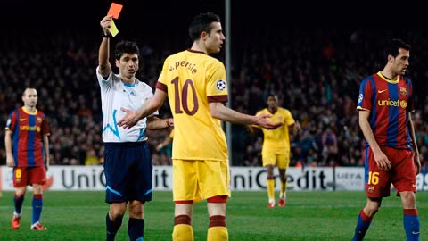 Ở trận lượt đi vòng 1/8 Champions League 2010/11, Arsenal đã xuất sắc đánh bại Barca 2-1 trên sân Emirates. Phút 56 trận lượt về, khi tỷ số đang là 1-1, kết quả sẽ giúp Arsenal đi tiếp, thì diễn ra bước ngoặt có lợi cho Barca. Khi Van Persie nhận thẻ đỏ sau pha bắt lỗi khá ngớ ngẩn của trọng tài.