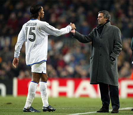 Sau đó, Valdes ngã vật ra trong đau đớn. Trọng tài Anders Frisk ngay lập tức rút ra thẻ vàng thứ 2 cho Drogba, đồng nghĩa với việc tiền đạo này bị truất quyền thi đấu mặc cho “Voi rừng” kịch liệt phản đối. Kết thúc trận đấu, đội bóng xứ Catalan có chiến thắng 2-1. Tuy nhiên, ở lượt về, Chelsea chơi bản lĩnh hơn, đả bại Barca 4-2 và lọt vào tứ kết với tổng tỷ số 5-4 sau 2 lượt trận.