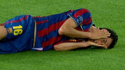 Motta tranh chấp bóng với Sergio Busquets và bàn tay của anh chạm vào mặt tiền vệ Barca. Trọng tài cho rằng đó là một pha cùi chỏ. Tuy nhiên, rõ ràng Busquets đã ăn vạ khi vừa lăn lộn trên sân, vừa hé mắt qua kẽ tay để quan sát tình huống xung quanh.